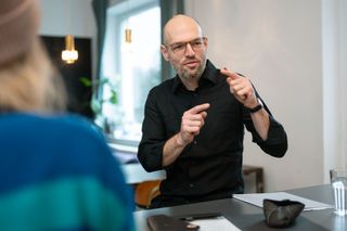 Justus Schaaf im Gespräch mit einer Person