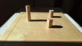 Drei Aufstellungssteine auf einem Tisch.