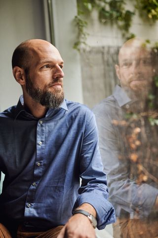 Justus Schaaf schaut aus einem Fenster.