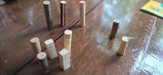 Drei Aufstellungssteine auf einem Tisch.